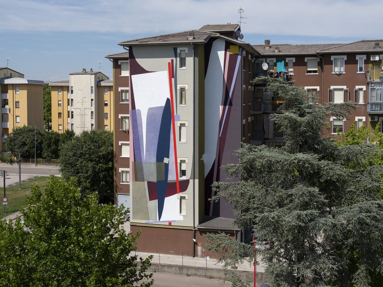 Murale astratto completato sulla facciata di un condominio del quartiere Lunetta